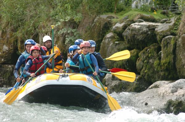 wildwater in de Pyreneeën, watersporten rafting, kayak, hydrospeed en canoraft